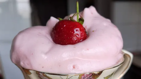Mousse de căpșuni – rețeta delicioasă și răcoroasă cu doar 3 ingrediente