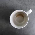 De ce se pătează cănile de cafea și ceai? 5 metode prin care le poți curăța fără să le zgârii