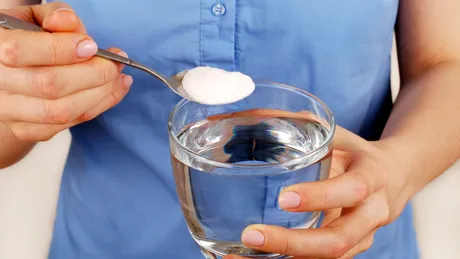 Remediul-minune pentru răceala la burtă. Dizolvă o linguriță într-un pahar de apă și bea de 2-3 ori pe zi