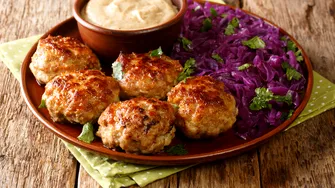 Cum să prepari chiftele din cârnați. Sunt bune de te lingi pe degete!