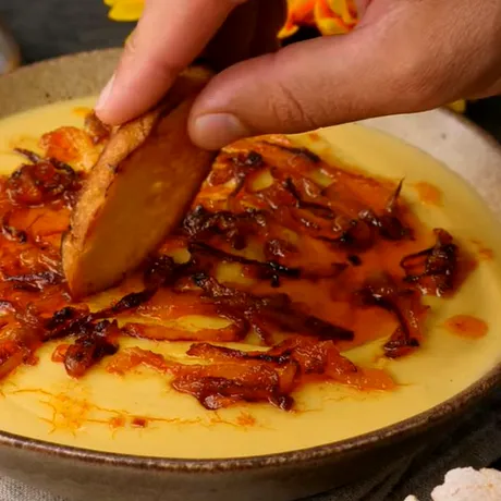 Rețetă de fasole bătută. Cum o prepari ca să iasă fină și cremoasă! Ai nevoie de un singur ingredient