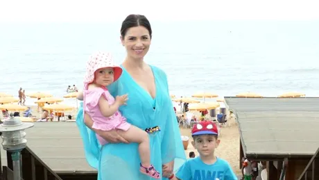 Ellie White, prima vacanţă la mare alături de fetiţa ei