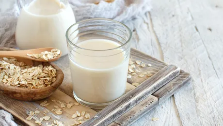 De ce nutriționiștii nu recomandă laptele de ovăz: Avertismente despre carbohidrați, zaharuri și aditivi