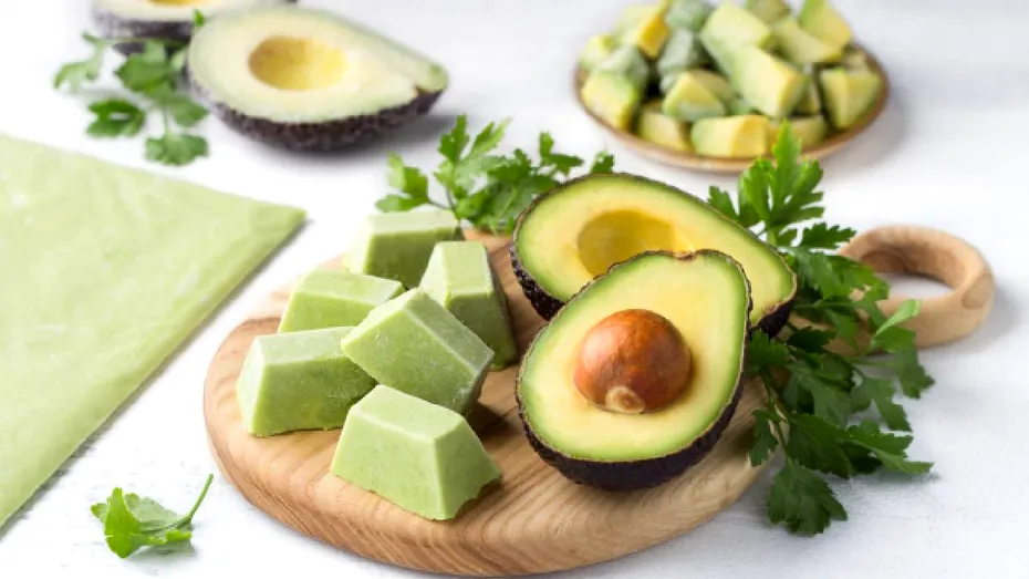 Mască cu avocado pentru păr uscat. Cum o prepari acasă și ce efect poate avea asupra firului de păr