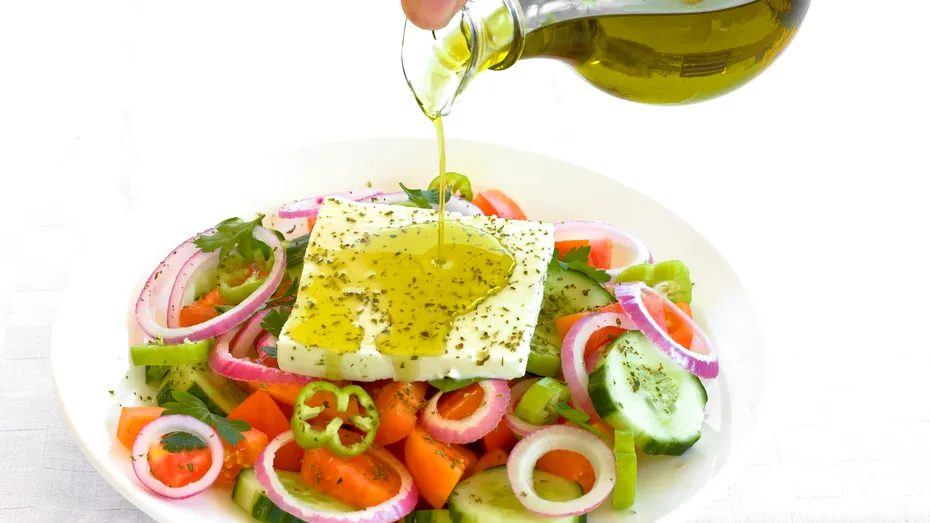 Vrei să slăbești? Pune grăsime în salată! 4 motive, explicate de nutriționist