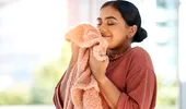 Ingredientul banal pe care să îl pui în mașina de spălat pentru un miros mai proaspăt. Costă doar 3 lei și poate înlocui cu succes balsamul de rufe