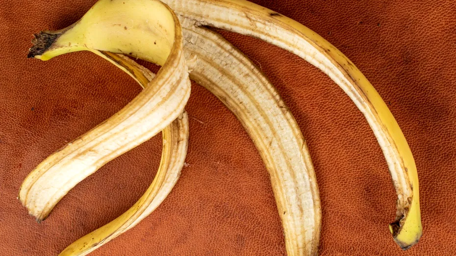 Nu mai arunca cojile de banană! Trucul simplu cu bicarbonat pe care îl poți încerca acasă