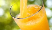 Sucul de portocale din comerţ, cocteil de conservanţi, coloranţi, zahăr. Află ce boli poate provoca