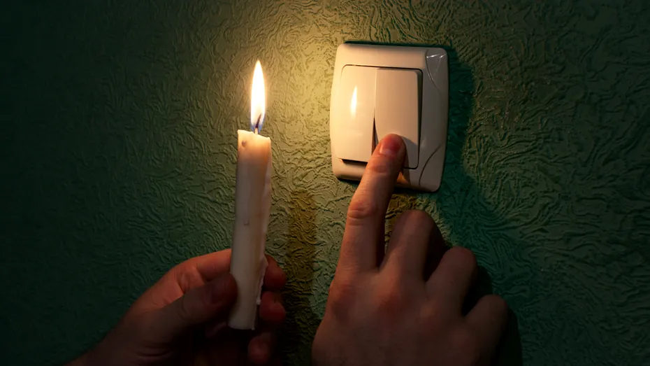 Ce pot face românii în cazul unui blackout energetic. Ce trebuie să conțină kitul de urgență