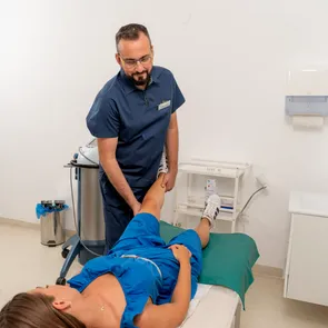 Sporturile de vară și riscurile lor: cum prevenim entorsele și fracturile? Sunt articulațiile noastre pregătite pentru fotbal pe teren sintetic, volei pe plajă sau wakeboarding?