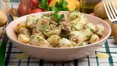 Cea mai bună salată caldă de cartofi noi cu anșoa. E delicioasă și se prepară rapid!