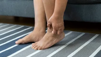 Simptomul care apare pe picioare și anunță diabetul, o boală renală sau o boală de ficat. Când să mergi la medic