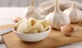 Când e momentul ideal să adaugi usturoiul în timpul gătitului, conform unui bucătar-șef