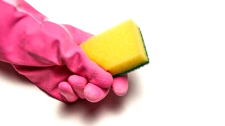 Cum te poate ajuta un burete de vase la spălarea rufelor