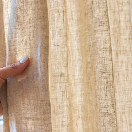 Trucul simplu care îți ține perdelele fără praf, fără să le speli constant