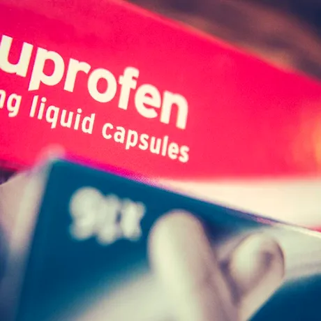 O femeie a rămas fără vedere după ce a luat Ibuprofen pentru crampele menstruale. „Am învățat că vederea nu depinde doar de ochi, că și inima vede”