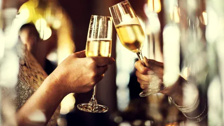 Cocktail cu şampanie şi lavandă, băutura sofisticată de Revelion