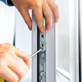 Cum pregătești termopanele pentru iarnă? Ce trebuie să verifici ca să nu intre frigul în casă