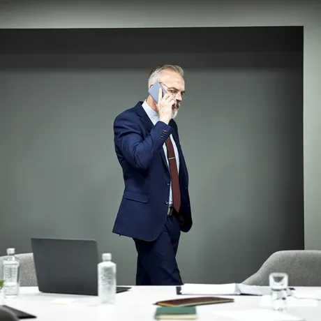 De ce te plimbi prin casă când vorbești la telefon. Psihologii explică ce se întâmplă, de fapt, în creier