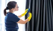 Cum să cureți perdelele și draperiile fără să le dai jos de la geam. Trucuri simple care elimină praful și împrospătează materialul