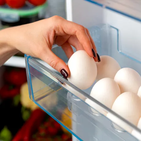 De ce nu trebuie ținute ouăle pe ușa frigiderului. Mulți facem greșeala asta
