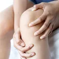 Te dor genunchii înainte să plouă? Medicii explică de ce se întâmplă asta