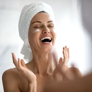 Ce ingrediente trebuie să conțină cremele de noapte dacă vrei o rejuvenare intensă chiar și după 30 de ani