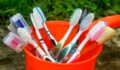 Nu mai arunca periuța de dinți dacă e veche! 7 moduri să o folosești prin casă