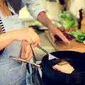 Gătești în acest mod? Obiceiul banal care poate crește riscul de cancer
