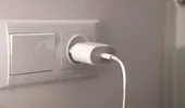 Lași încărcătorul telefonului în priză după ce îl scoți? Cât consumă și când poate deveni un risc