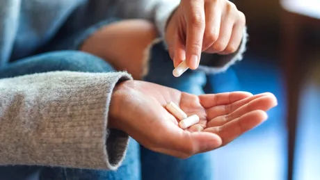 Atenție la ce mănânci când iei pastile! Alimentele „banale” care îți pot sabota tratamentul