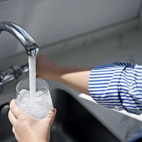 De ce trebuie să lași un pahar cu apă lângă chiuvetă atunci când pleci în vacanță. Trucul e mai util decât credeai