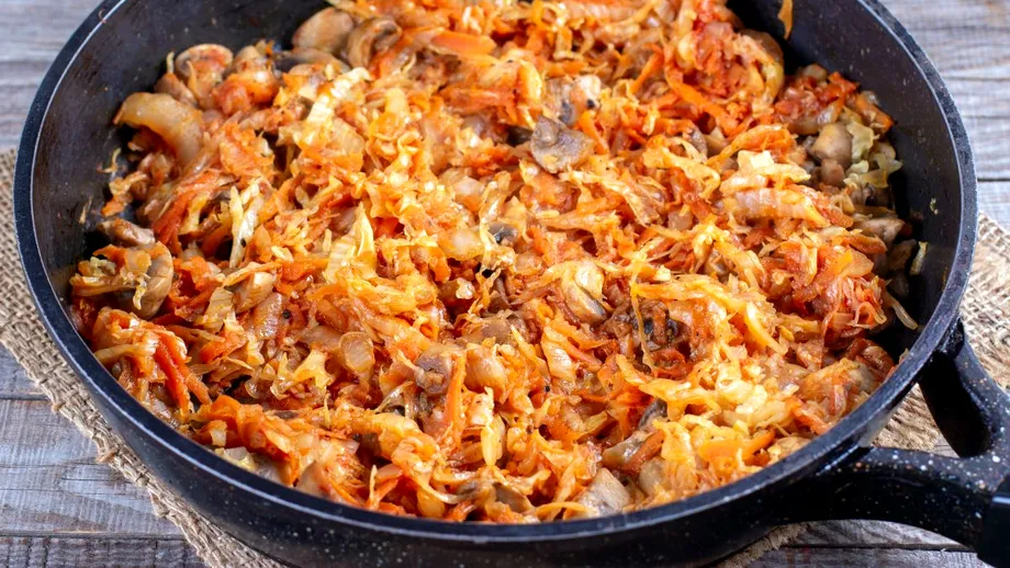 Rețeta de varză călită! Un ingredient banal care o face extrem de gustoasă