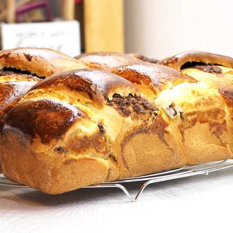 Cozonac fără frământare cu umplutură de nucă și cacao. Rețeta simplă pentru un desert pufos