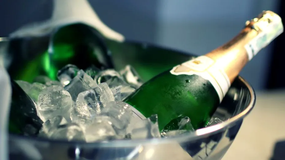 Șampania se bea rece - beneficiile șampaniei, dacă e consumată cu moderație