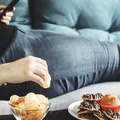 5 obiceiuri care accelerează îmbătrânirea. Consumul de alcool nu e pe listă