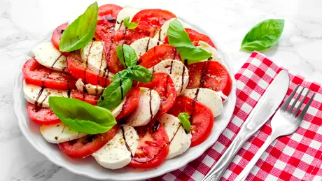 Salata Caprese: răsfăț de vară cu aer de vacanță într-o rețetă gata în doar câteva minute