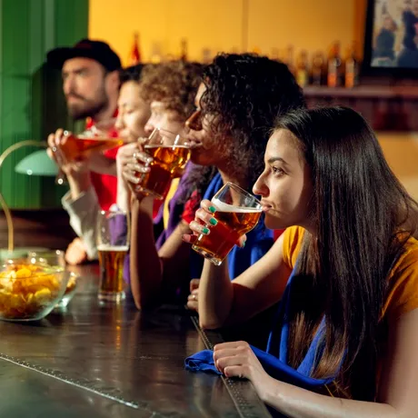 Alimentul surprinzător care te-ar putea scăpa de mahmureală, potrivit medicilor