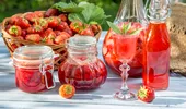 Siropul natural din căpșuni și miere, tot mai popular vara. Rețeta simplă pe care mulți o folosesc în locul băuturilor din comerț