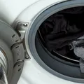Cum elimini rapid petele de ulei de pe hainele negre fără să distrugi materialul