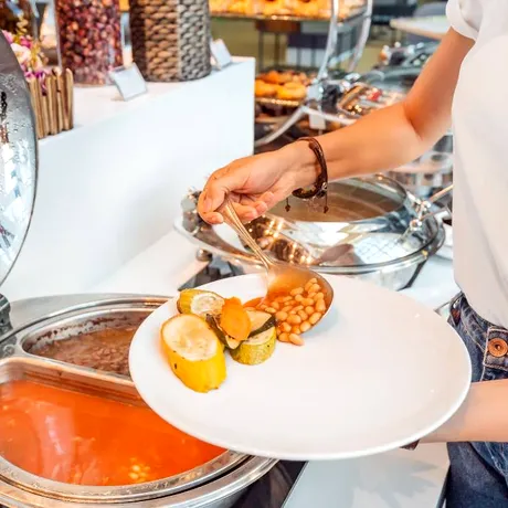 Alimentele pe care niciodată să nu le mănânci când mergi la all-inclusive și ai bufet. Poți face toxiinfecții alimentare
