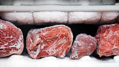 E periculos sau nu să recongelezi carnea după ce ai dezghețat-o? Ce trebuie să știi