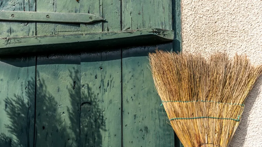 De ce e bine să lași o mătură la intrarea în casă. Superstiția veche de care țin cont mulți români