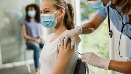 Ce reacții adverse are vaccinul Pfizer la copiii cu vârste între 12 și 15 ani care au afecțiuni ce favorizează o formă gravă de COVID-19