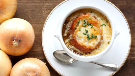 Rețetă supă franțuzească de ceapă gratinată. Cum se prepară și cum se servește?