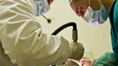 Microscopul ne poate „salva” dinţii. Cum se pune diagnosticul în cazul infecţiilor ce nu se văd la radiografie