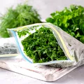 Cum congelezi corect verdețurile pentru vară. Trucuri simple ca să își păstreze aroma și prospețimea