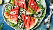 Salată de vară cu pepene roşu şi piept de pui