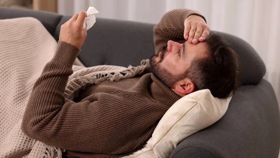 Simptomul cu care debutează gripa. La ce să fii atent să nu o confunzi cu răceala