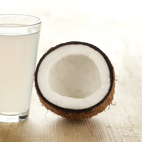 Care e diferența dintre laptele de cocos și apa de cocos? Primul costă 7 lei la supermarket
